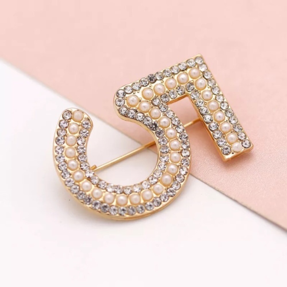 Beautiful N#5 pearl rhinestones GP brooch🌸 - Picture 3 of 7